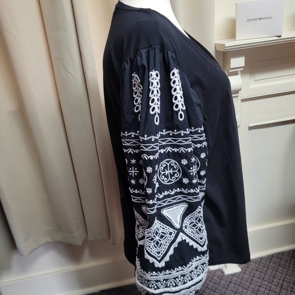 NWOT Chico's Black And White V-neck With Puffy Embroided Sleeves XXL Top - Picture 3 of 9